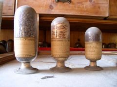 Flacons de graines offerts au musée par Vilmorin et Andrieux.